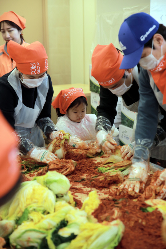 한컴그룹이 사회공헌활동의 일환으로 '2016 사랑의 김장담그기' 행사를 진행했다고 5일 밝혔다. 이번 봉사활동에는 김상철 한컴그룹 회장과 한컴, MDS테크놀로지, 한컴지엠디 등 각 사 대표들과 그룹 임직원 및 가족 300여명이 봉사자로 참여했다. 이 날 담근 2000여 포기의 김치는 경기도 성남시에 위치한 수정노인종합복지관에 전달했다. 한컴그룹 제공
